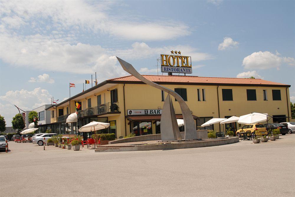 Hotel Gran Delta Rosolina Exterior foto